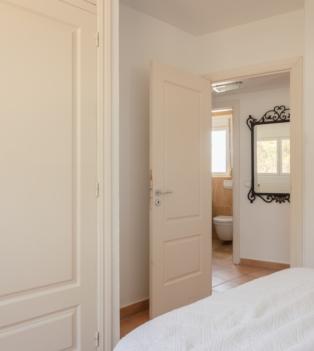 Resa Estates townhouse Ace sea views te koop sale bed and hallway.jpg